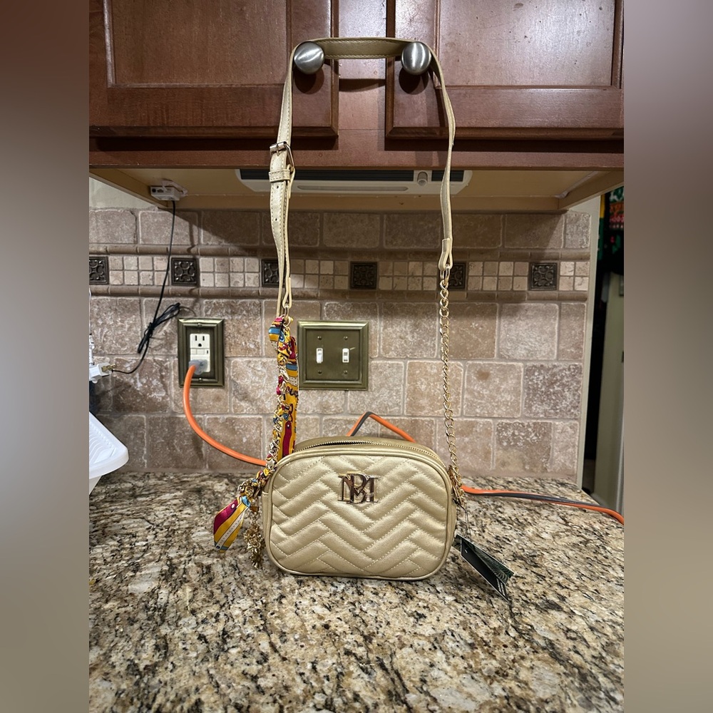 Badgley Mischka Gold Quilted Crossbody/ Camera Bag🎉🎉Host Pick✨✨ - Picture 3 of 11